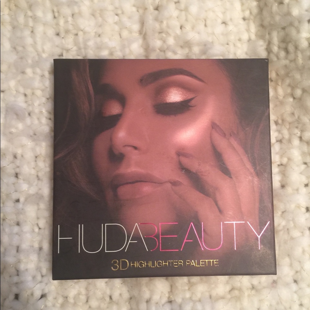 Hugs Beauty 3D highlighter palette